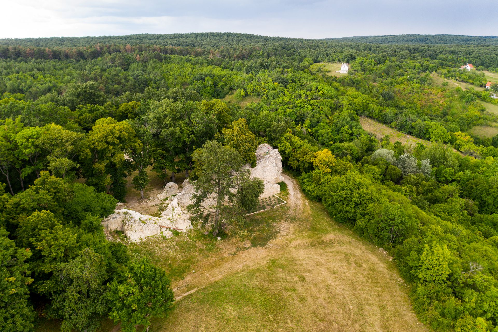 Balatonszőlős, Pécsely, Vászoly és Dörgicse, ahol egyikori templom és várromok repítenek vissza a múltba.